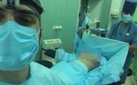 Студент-медик устроил онлайн-трансляцию из операционной на фоне обнаженной пациентки