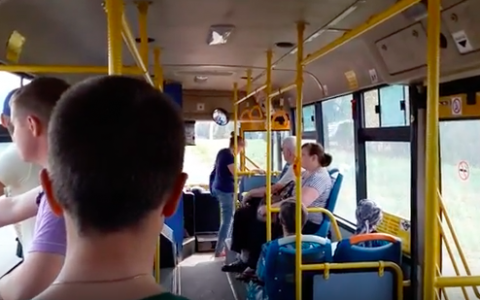 В Нововятске водитель автобуса высадил кондуктора в поле и не впускал других пассажиров