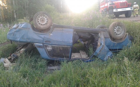 В Кировской области перевернулся ВАЗ: из-за пьяного водителя-бесправника пострадали два пассажира
