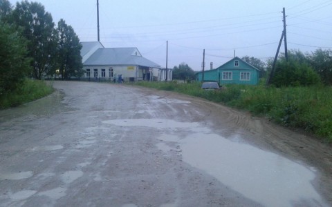 В Кировской области иномарка врезалась в бетонное ограждение: 19-летнего парня срочно отвезли в больницу