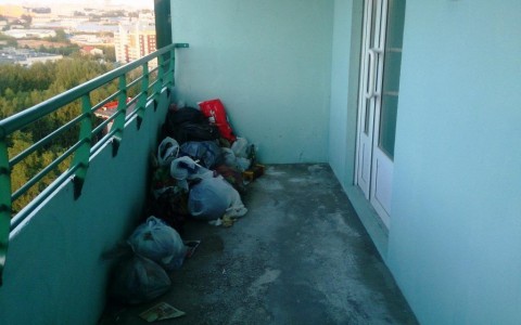 Жители дома организовали свалку на балконе