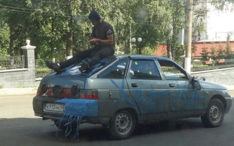 В Кирове автомобиль с надписью «Вятские хватские» сбил женщину: водитель после ДТП залез на крышу машины