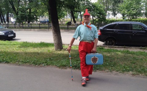 Мода улиц: вятский модник в светлой рубашке и красных брюках