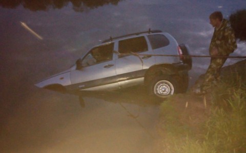 В Кировской области «Шевроле Нива» упала с обрыва в реку: водитель погиб