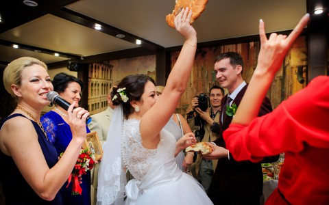 В День семьи, любви и верности 22 кировские пары сыграли свадьбу