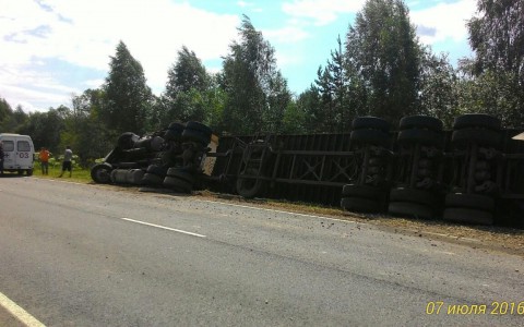 В Кировской области на трассе перевернулась фура: пострадал 23-летний водитель