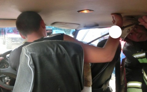 В Кировской области арматура пробила машину и вонзилась в руку водителя