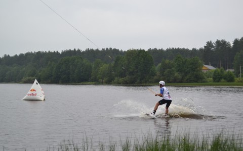 Открытый Чемпионат по кабельному вейкбордингу: экстрим, падения и проливной дождь