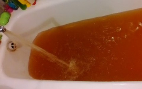 Кировчане жалуются на грязную и ужасно пахнущую воду, которая течет из кранов в их домах