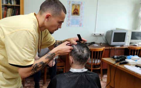 Фоторепортаж из "бомж-центра": как проходило преображение бродяг