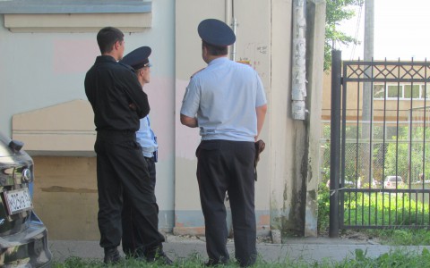 Недовольный задержанием своего сына кировчанин избил полицейского