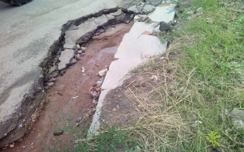 10 фотографий "отремонтированных" дорог в Кирове: обвалившийся асфальт и щебенка, выложенная в форме сердца