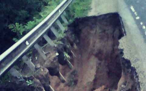 На трассе по дороге в Радужный появилась огромная дыра