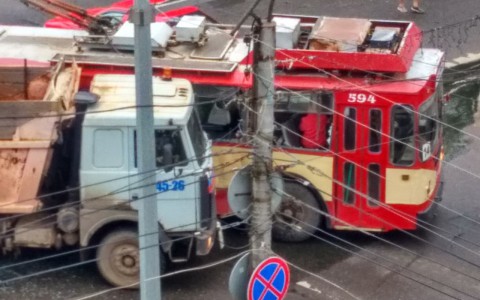 В центре Кирова МАЗ протаранил троллейбус: к месту ДТП приехала реанимация
