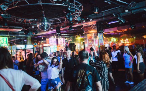 Разыгрываем подарки на вечеринке от «Coca-Cola» в РЦ NEON