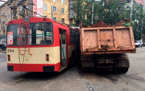 В Кирове МАЗ врезался в троллейбус: стала известна информация о пострадавших