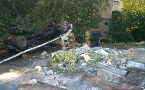 Грузовик из Кировской области врезался в гараж: погибли женщина и ее полуторагодовалая дочь