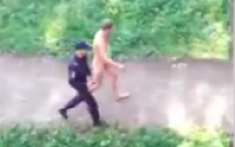 В Кирове у школы бегал голый мужчина: эксгибициониста сняли на камеру