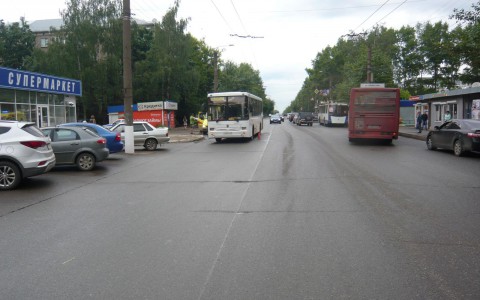 В Кирове 20-летний водитель ВАЗа врезался в автобус: пострадали два человека