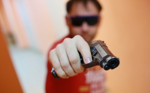 Кировчанин выстрелил в полицейского и скрылся: за информацию о нем обещают 1 000 000 рублей