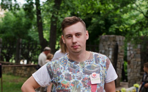 Мода улиц: директор студии декора в футболке с орнаментом и серых шортах