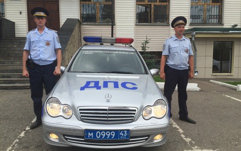 На Театральной площади загорелся автобус, перевозящий детей: пламя потушили полицейские