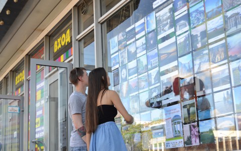 Инстаграм-выставка «Киров — город красивых людей» переехала  в  кинотеатр «Колизей»