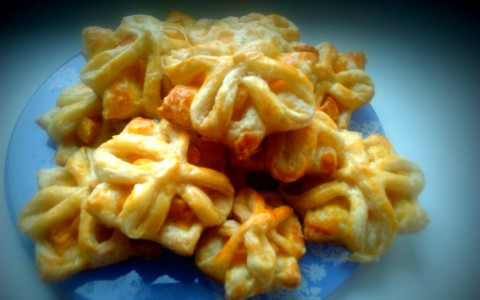 Слойки с абрикосами: сезонный рецепт