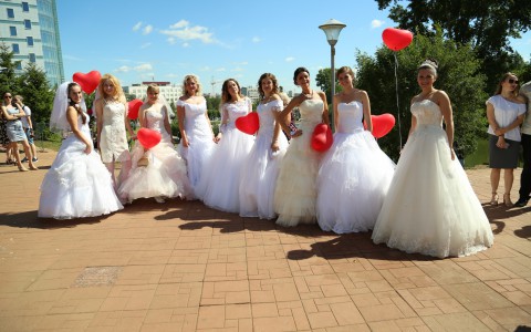 Фоторепортаж: в Кирове состоялся парад невест