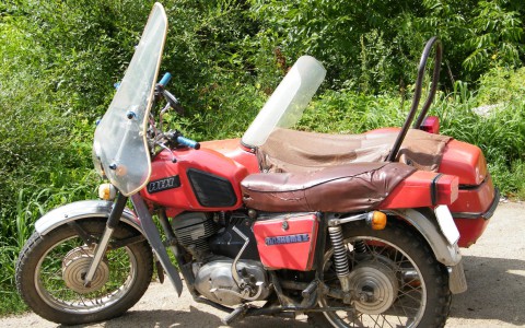 В Кировской области бесправница на мотоцикле врезалась в опору ЛЭП: женщина погибла, трое в больнице