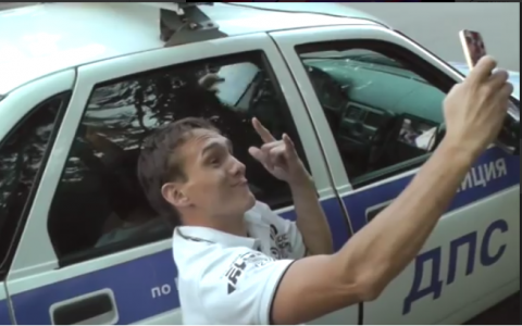 В Кирове пьяные вахтовики из Оренбурга делали селфи на фоне патрульного авто и их задержанного друга