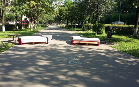 Отдых "по-кировски": жители вынесли диван и телевизор на аллею Октябрьского проспекта