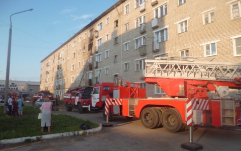 Крупный пожар в Нововятске: во время возгорания хозяин квартиры пытался покончить с собой