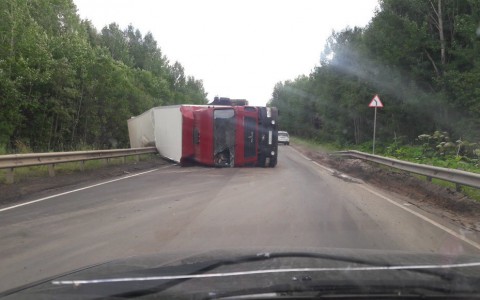 На трассе Киров - Советск перевернулась фура с печеньем