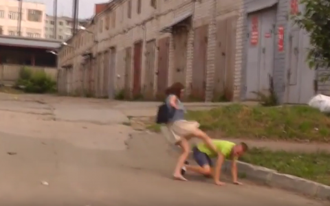 В Кирове девушка на глазах очевидцев избила своего парня за измену