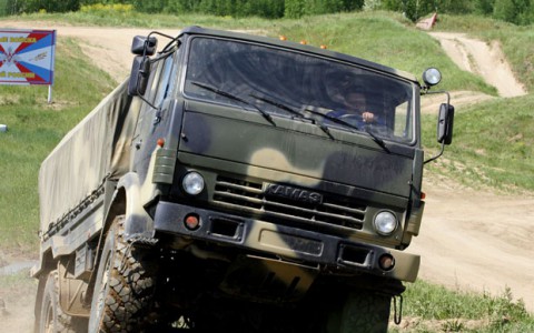 В Кировской области у дальнобойщика во время движения случился инсульт