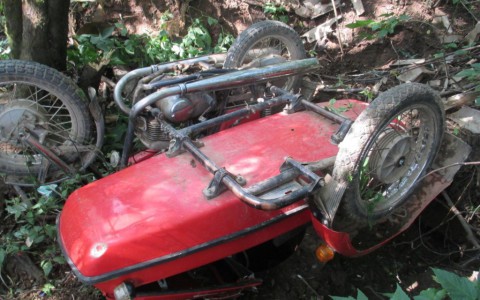 В Кировской области бесправница на мотоцикле улетела в кювет и перевернулась