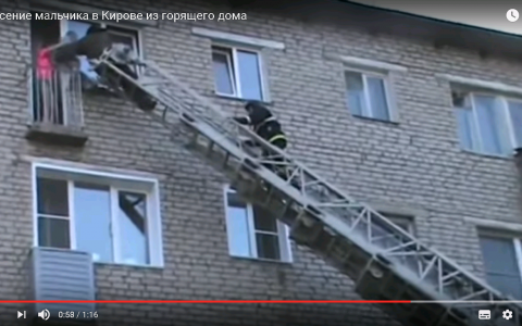 Крупный пожар в Нововятске: пожарные спасли 3-летнего малыша и его сестру под аплодисменты жильцов