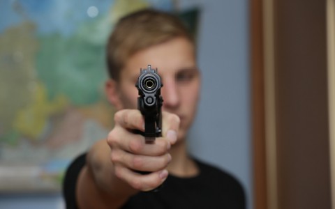 В Кирове подросток выстрелил в прохожего