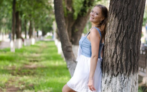 Мода улиц: бухгалтер в бело-синем платье и на высоких каблуках