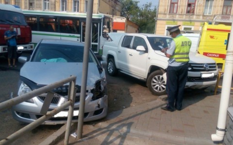 В Кирове у Центральной гостиницы столкнулись две иномарки: пострадали оба водителя