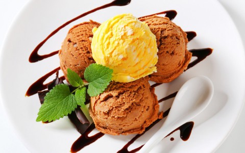 Десерты и освежающие коктейли на летней террасе в ресторане "Шинок"