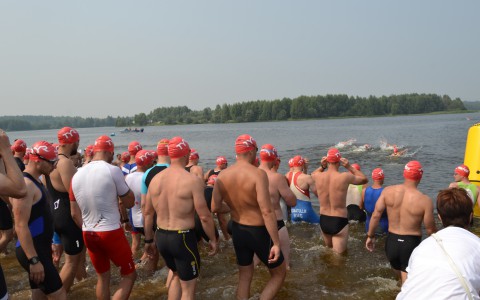 200 красных шапочек и холодная вода: репортаж о массовом заплыве в финале Кубка России по триатлону в Кирове