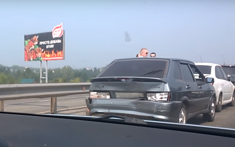 Перед Новым мостом столкнулись четыре машины: образовалась огромная пробка