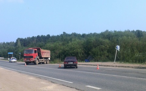 В Кировской области грузовой "Урал" снес остановку