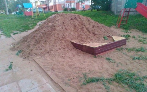 Переборщили: в Кирове детскую песочницу завалили песком