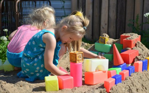 В Кирове на детской площадке с трехлетней девочки цыганки сняли золотые сережки