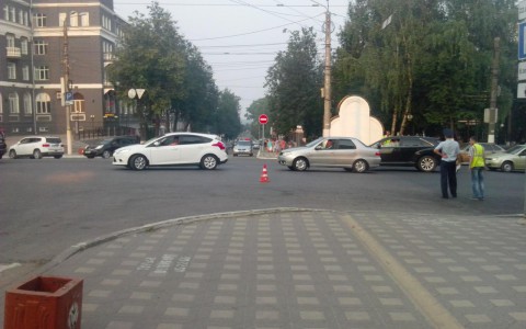 У Центральной гостиницы машина «Скорой помощи» сбила двух девочек