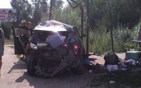 «Я услышала шум и увидела, что на меня что-то несется»: кировчанка оказалась на остановке, которую снесла иномарка