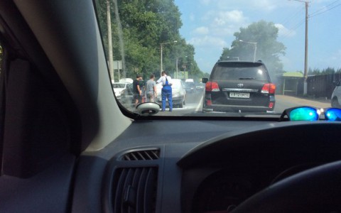 У Старого моста на ходу вспыхнуло такси